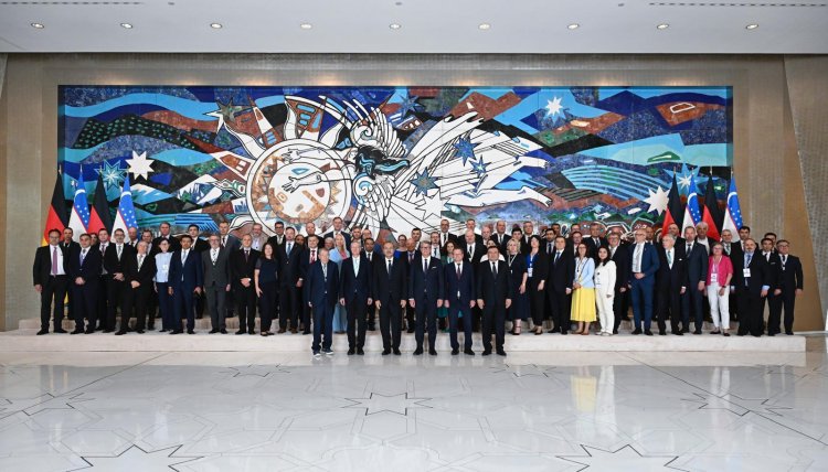 OA-Gesamtdelegation mit dem usbekischen Ministerpräsidenten Abdulla Aripov. Foto: Protokolldienst des Premierministers