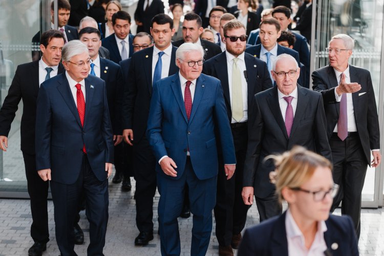 Ankunft von Kasachstans Präsidenten Kassym-Schomart Tokajew (li.) sowie von Bundespräsident Frank-Walter Steinmeier. Foto: DIHK/Nils Hasenau