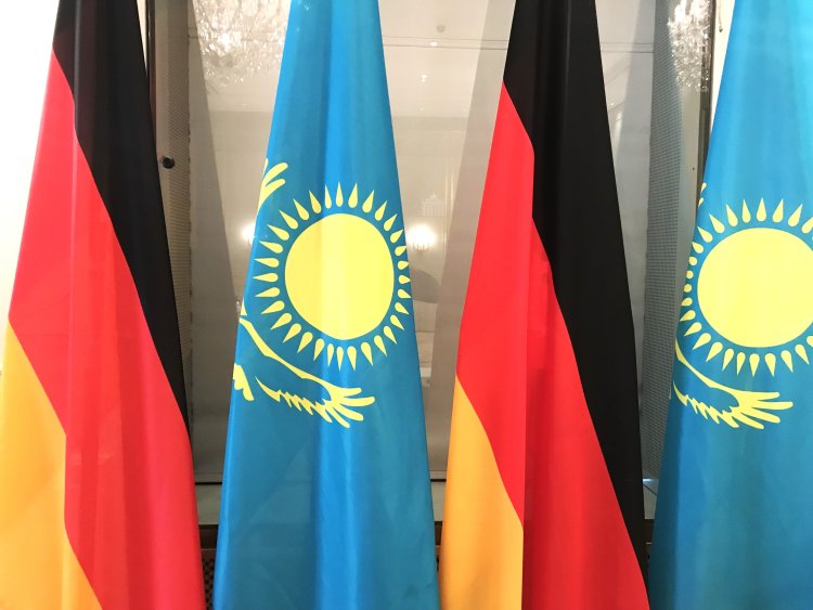 Flaggen Deutschland-Kasachstan. Foto: Ost-Ausschuss