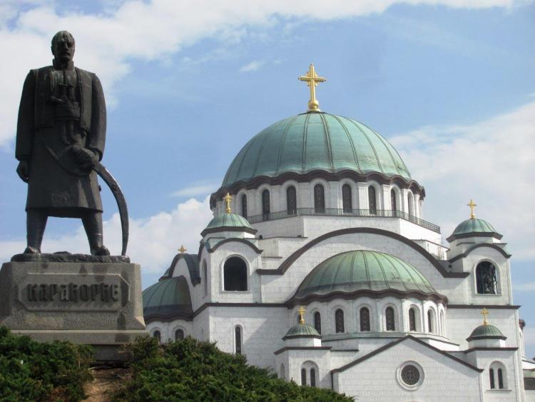 Alle Länder Südosteuropas haben hart mit den wirtschaftlichen Folgen des Corona-Virus  zu kämpfen. Denkmal und Kathedrale in Belgrad. Foto: A. Metz