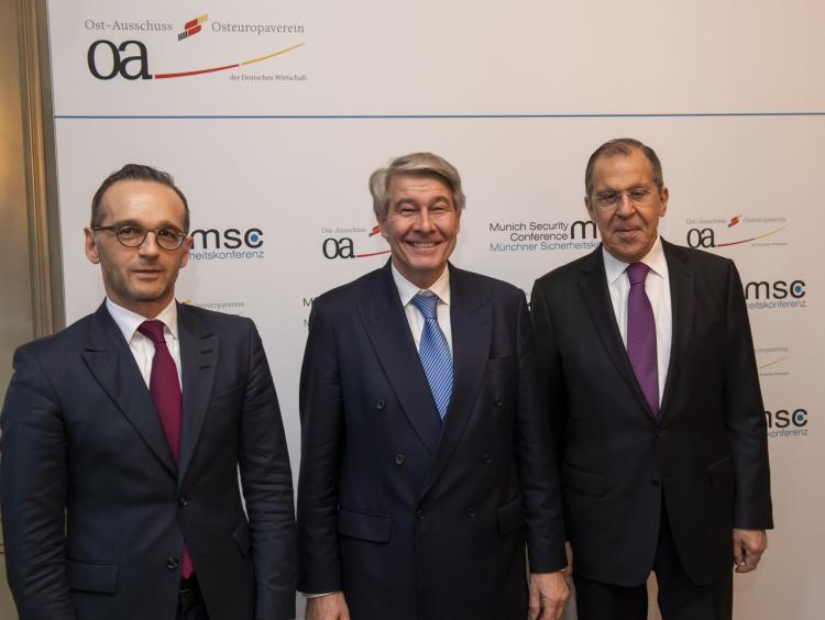 Der OAOEV-Vorsitzende Büchele (Mitte) begrüßte die Außenminister Maas (li.) und Lawrow (re.). Foto: MSC