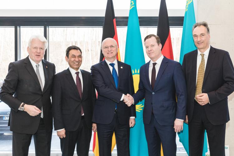v.l.n.r.: Oberbürgermeister Ullrich Sierau,  Botschafter der Republik Kasachstan Dauren Karipov, Vize-Premierminister Roman Sklyar, OAOEV-Vorsitzender Oliver Hermes, Burkhard Dahmen, SMS group GmbH; Foto: Wilo