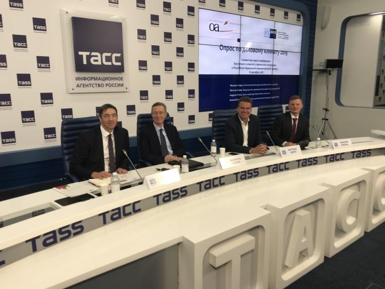 OAOEV-Geschäftsführer Harms (2.v.li.) und der AHK-Vorstandsvorsitzende Schepp (2.v.re.) präsentierten die Umfrage in Moskau. Foto: AHK 