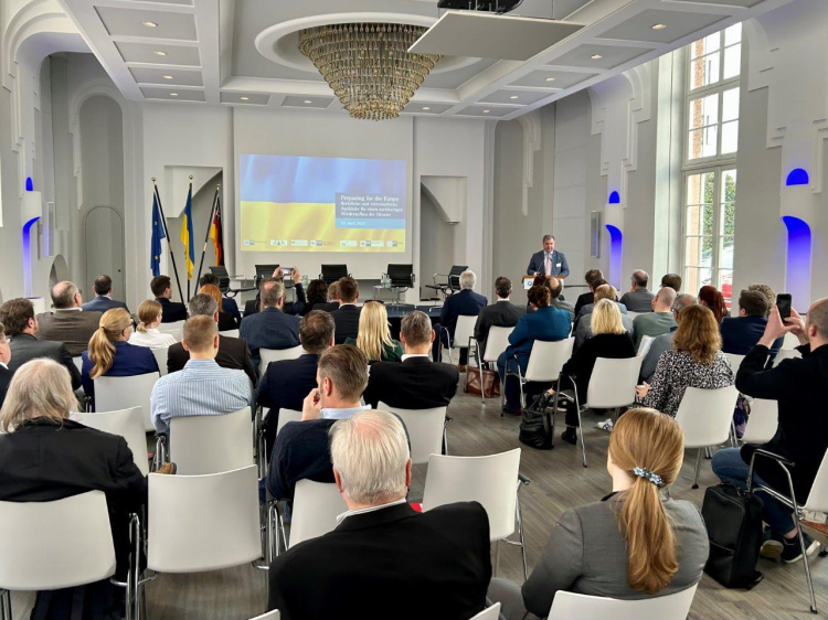 Rund 80 Interessierte kamen zur Ukraine-Konferenz ins Haus der Rheinhessischen Wirtschaft in Mainz. Foto: Andreas Metz