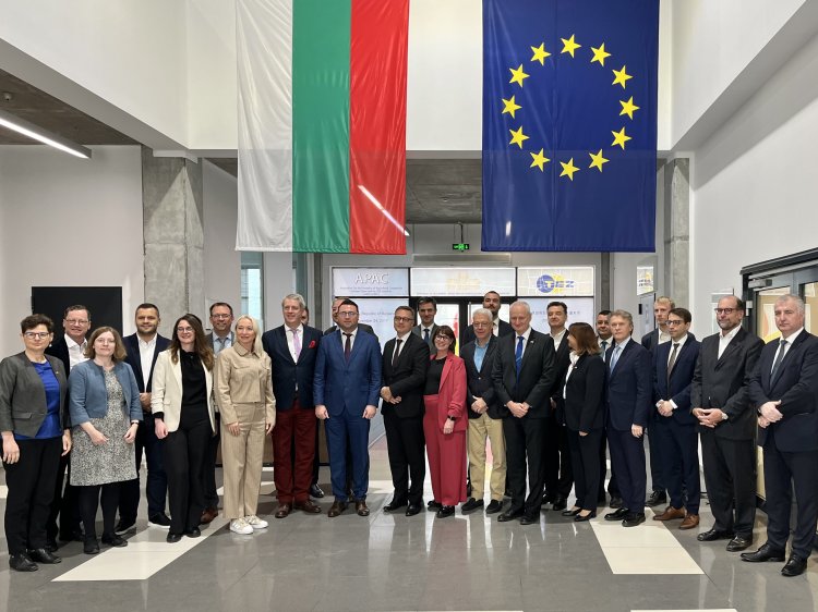 Gruppenbild mit dem stellvertretenden Wirtschaftsminister Levent Memish in der Trakia Economic Zone. Foto: Ost-Auschuss
