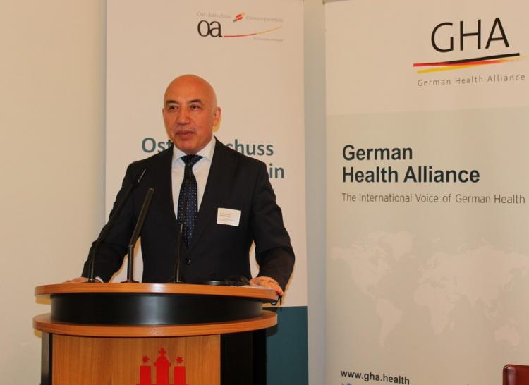 Der usbekische Gesundheitsminister Shadmanov informierte über die Entwicklung des Gesundheitswesens in seinem Land. Foto: C. Himmighoffen