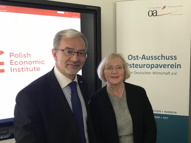 OAOEV-Geschäftsführerin Kochlowski-Kadjaia begrüßte den Minister zum Expertengespräch. Foto: A. Metz