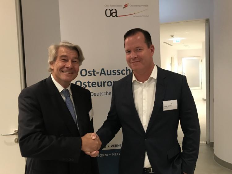 Stabwechsel in Stuttgart: Wolfgang Büchele (li.) übergibt das Amt des OAOEV-Vorsitzenden an Oliver Hermes. Foto: A. Metz