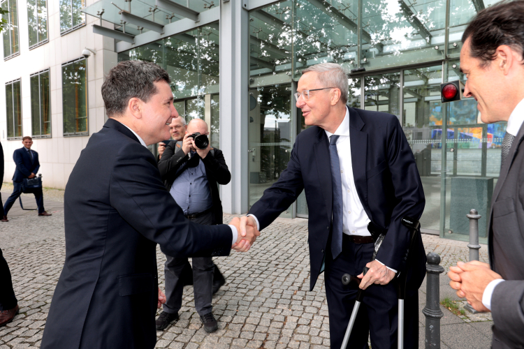 Ost-Ausschuss-Geschäftsführer Michael Harms begrüßte den Präsidenten (li.). Foto: Jens Schicke/DIHK