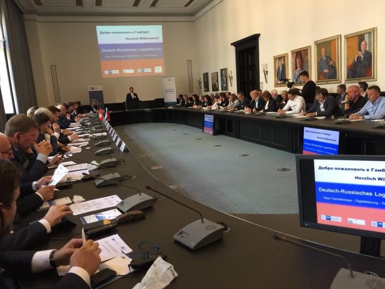 Rund 90 Teilnehmer diskutierten in Hamburg über den Ausbau der Handelswege. Foto: K. Morosow