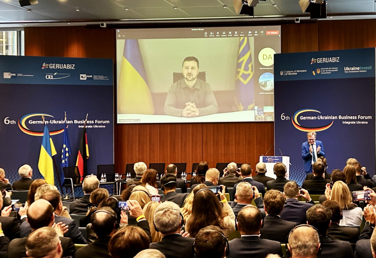 Ein Höhepunkt des 6. Deutsch-Ukrainischen Wirtschaftsforums war die Live-Zuschaltung zu Präsident Wolodymyr Selenskyj nach Kyjiw. Foto: Kruppa