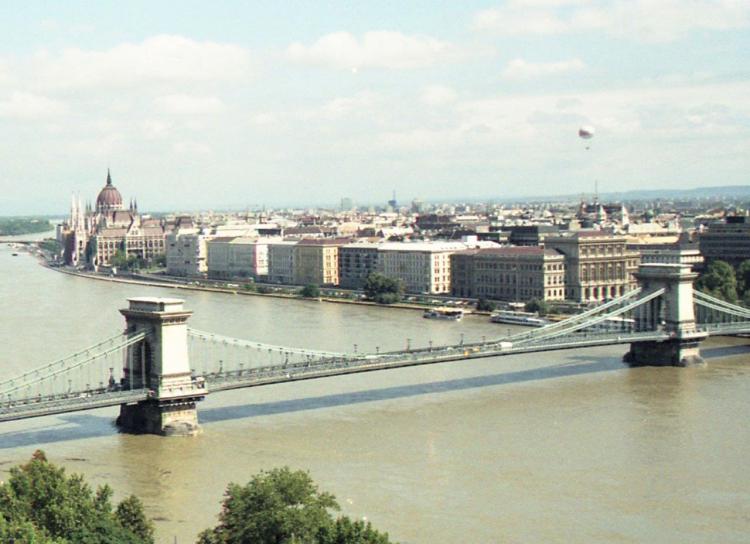Kettenbrücke über die Donau in Budapest. Auch in Ungarn trübt das Corona-Virus die wirtschaftlichen Aussichten ein. Foto: A. Metz