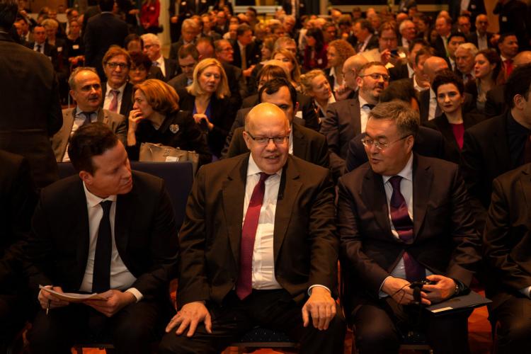 Der OAOEV-Vorsitzende Hermes (li.) mit Wirtschaftsminister Altmaier (Mitte) und Außenminister Tileuberdi beim Neujahrsempfang. Foto: ©Johannes Zacher