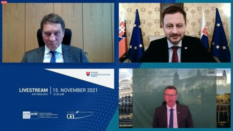  Philipp Haußmann, Sprecher des AK Mittelosteuropa im OA (l.) mit Premierminister Eduard Heger (o.r.) und Peter Kompalla, Geschäftsführer der AHK Slowakei (u.r.), Foto: OA