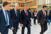 Ost-Ausschuss-Geschäftsführer Michael Harms (2.v-li) empfing den tschechischen Premier Andrzej Babis zusammen mit BDI-Geschäftsführer Wolfgang Niedermarkt (li.) und DIHK-Außenwirtschaftschef Volker Treier (re.) im Haus der Wirtschaft. Foto: Marius Schwarz