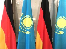 Flaggen Deutschland-Kasachstan. Foto: Ost-Ausschuss