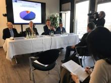 Michael Harms (OAOEV, 2.v.li.) und Matthias Schepp (AHK Russland, 2.v.re.) stellten die Ergebnisse der Umfrage vor. Foto: A. Metz