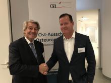 Stabwechsel in Stuttgart: Wolfgang Büchele (li.) übergibt das Amt des OAOEV-Vorsitzenden an Oliver Hermes. Foto: A. Metz